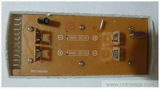 圖4:移開電池后的PCB同一面。
