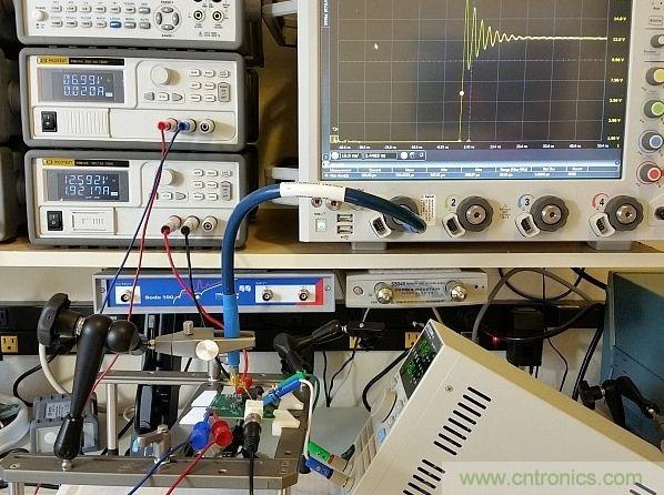 圖3：用于DC/DC轉換器的完整儀器設置展示。測試板輸入電壓調節至12V，柵極驅動調節器供電電壓為7V。右下方顯示了負載，Keysight 90000-X示波器、Teledyne Lecroy PP066傳輸線探頭和Huber Suhner Sucoflex 100電纜等也都可以在圖上看見。