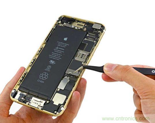 與iPhone 5S相比，電池尺寸更大，電池效率提高了16%。整部手機看起來就像一件藝術品，但看不到太多的內部構造。（來源：iFixit）